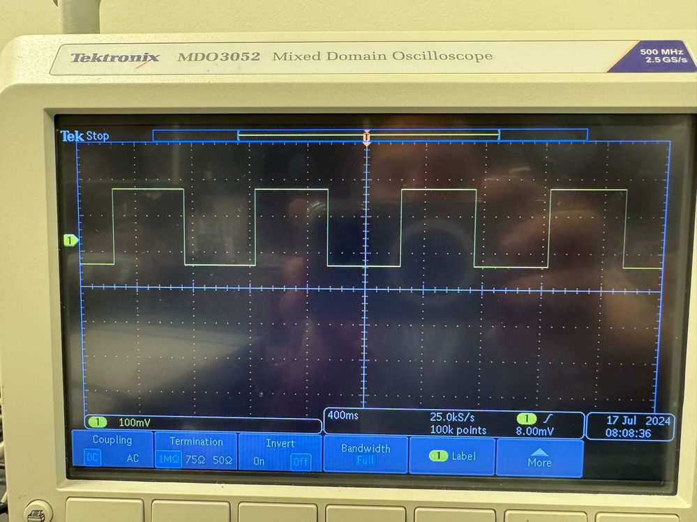 Probed voltage change using oscilloscope