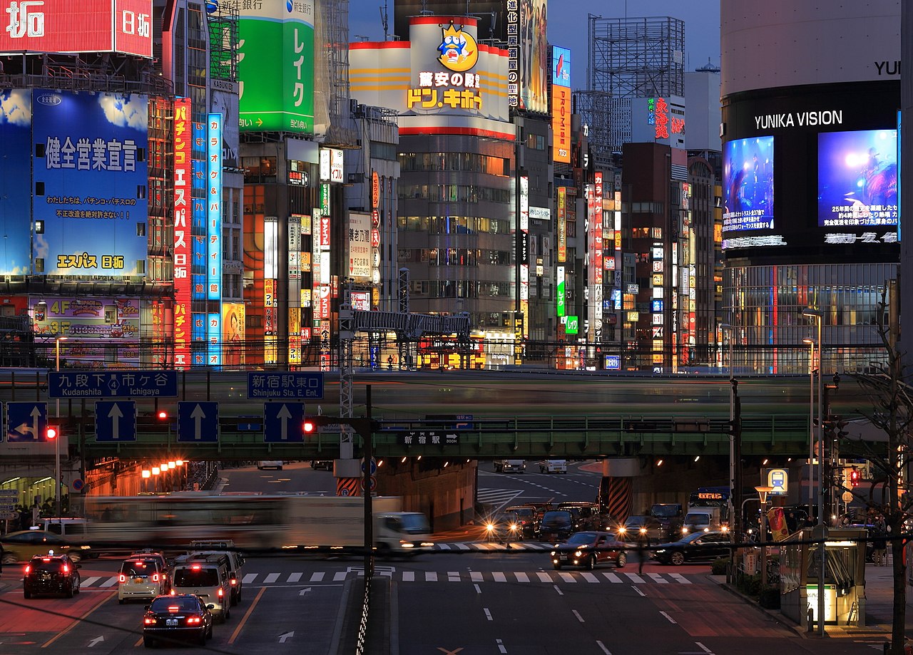 https://upload.wikimedia.org/wikipedia/commons/thumb/9/90/Night_in_Shinjuku_3.JPG/1280px-Night_in_Shinjuku_3.JPG