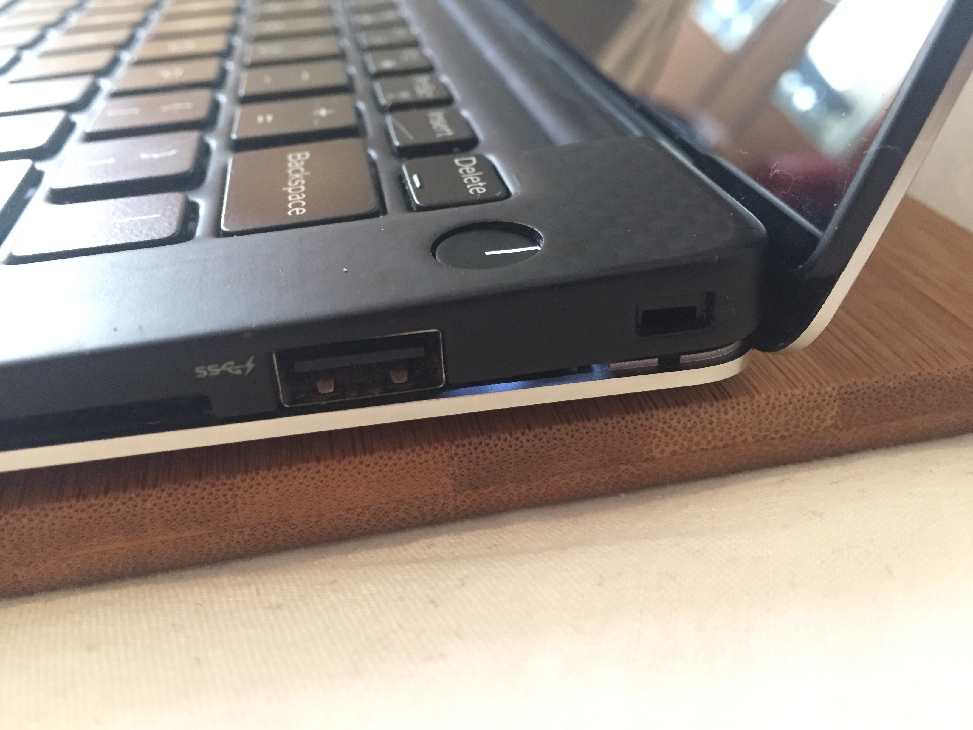 Dell XPS 13 9350 gap between top and bottom case by power button